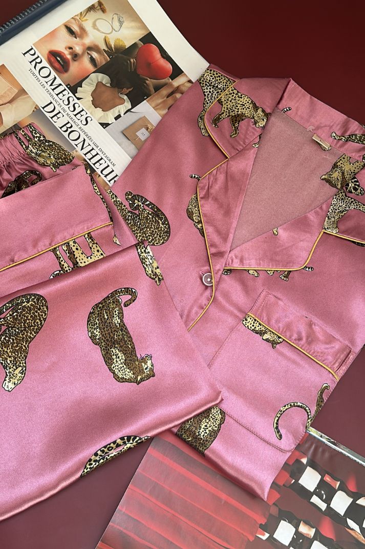 Coffret Pyjama Satin Fuchsia & Accessoires – Imprimé Léopard Rose