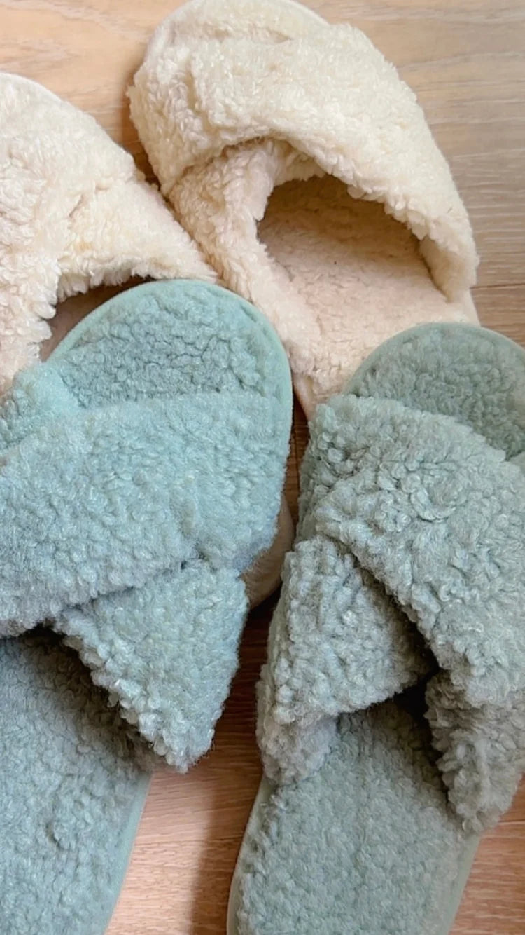 Slippers with crossed mules and non-slip sole