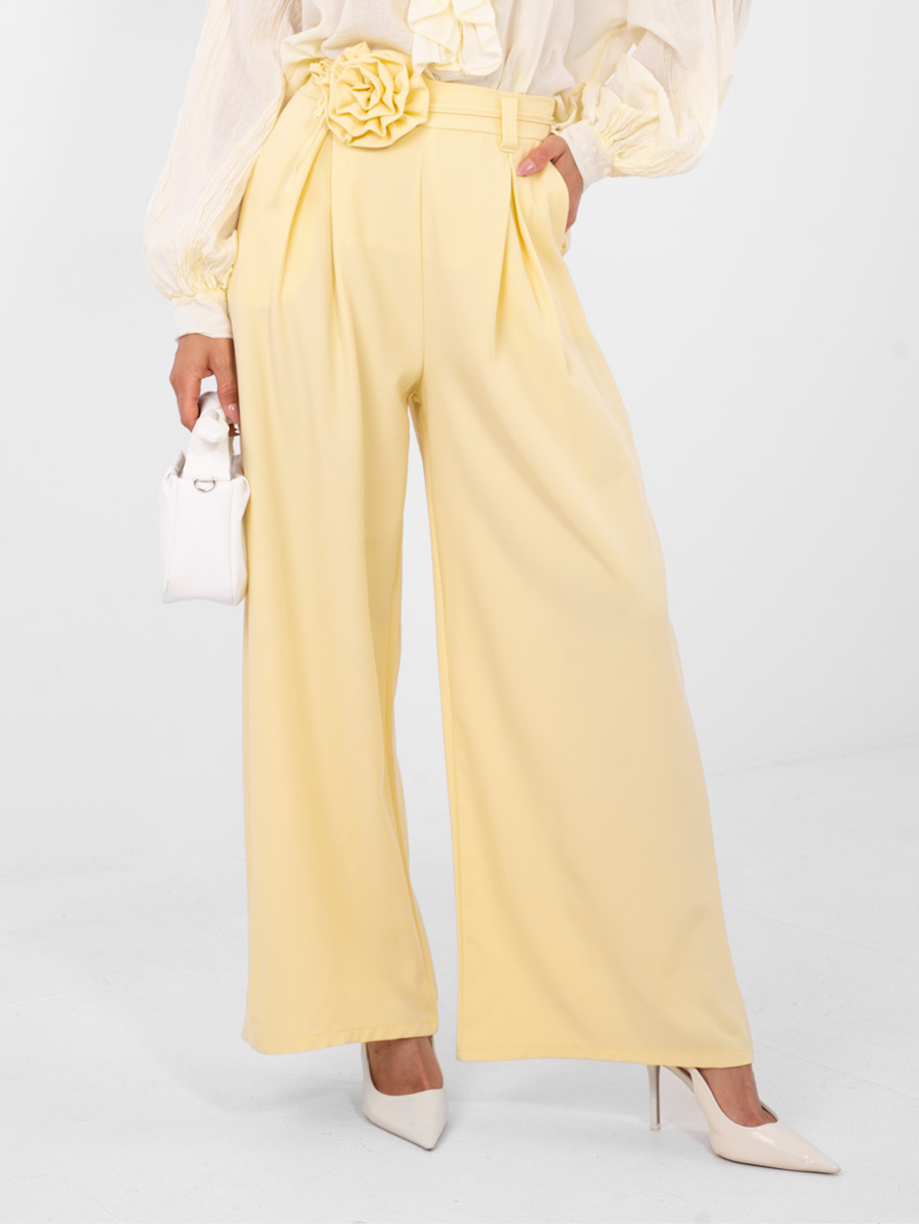 Pantalon en tissu à jambes larges avec poches