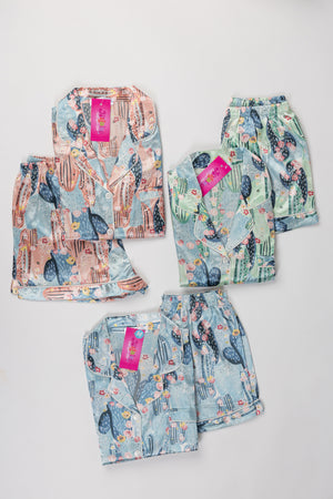 Coffret cadeau pyjamas femme bleu pastel imprimé fleuri avec boîte rose poudré.