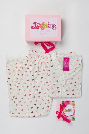 Coffret cadeau pyjama femme blanc à cerise beiges avec boîte rose poudré élégante.
