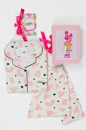 Coffret cadeau pyjama polyedster femme blanc imprimé cœurs roses avec boîte rose poudré élégante.