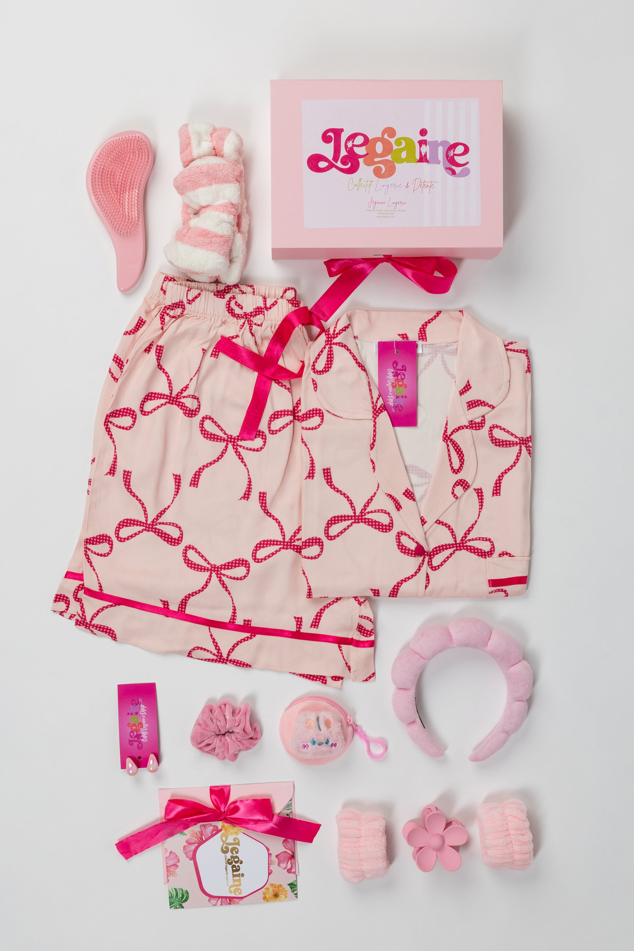 Coffret cadeau pyjama femme rose imprimé nœud avec boîte cadeau et accessoires cocooning rose.
