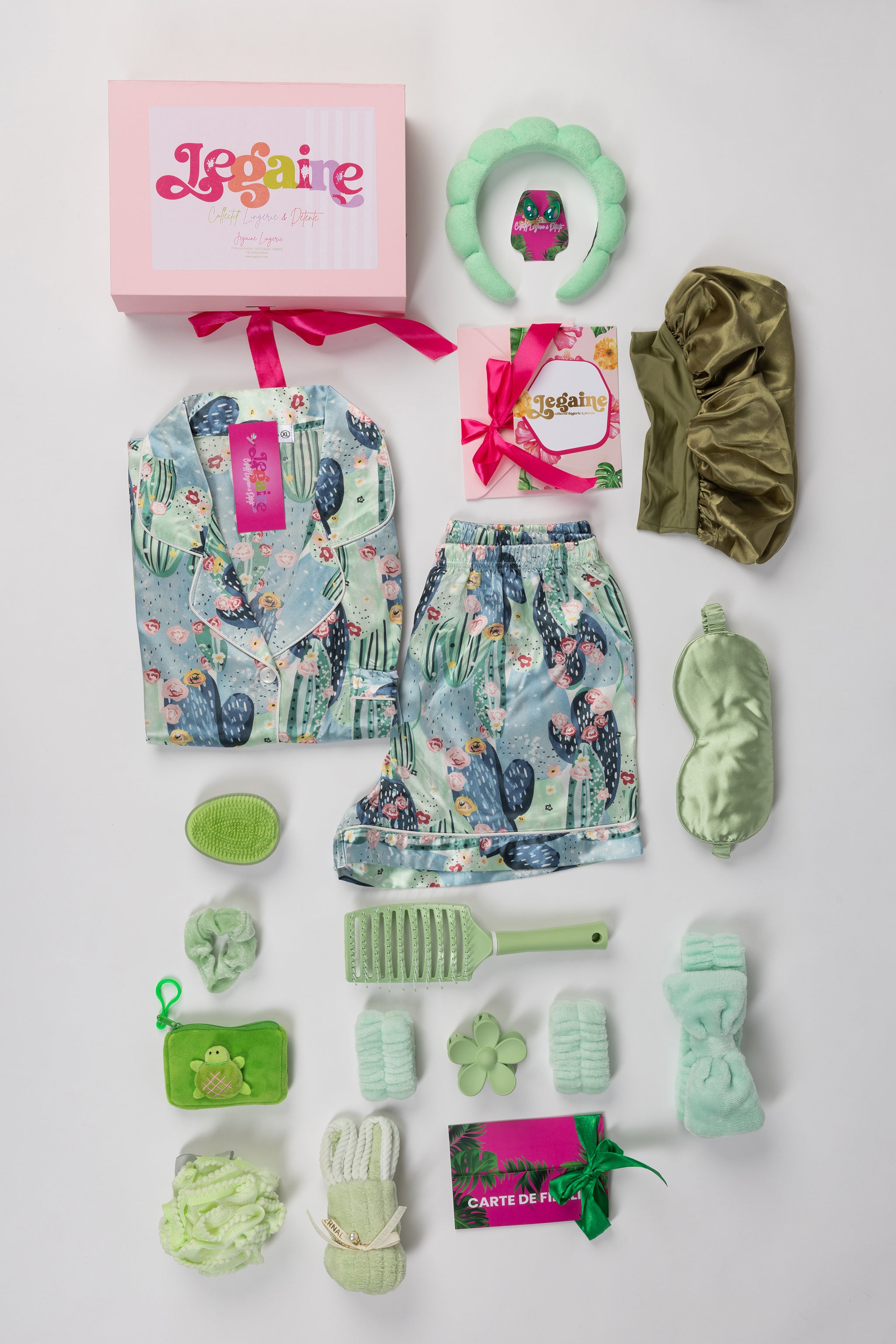 Coffret cadeau pyjama femme vert imprimé fleuri avec boîte cadeau rose poudré et accessoires beauté assorti vert cocooning.