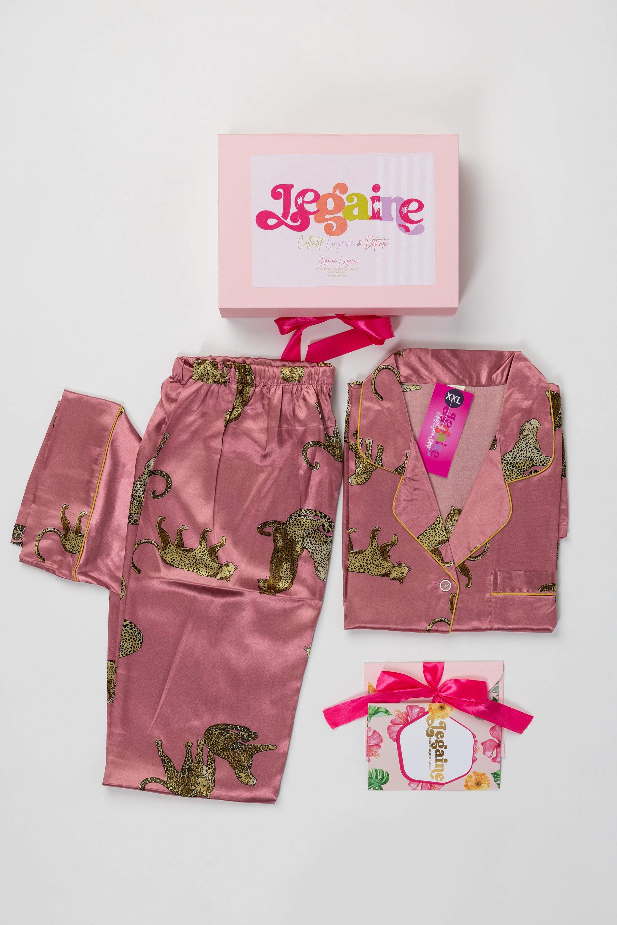 Coffret cadeau pyjama satin femme vieux rose imprimé panthère avec boîte rose poudré.