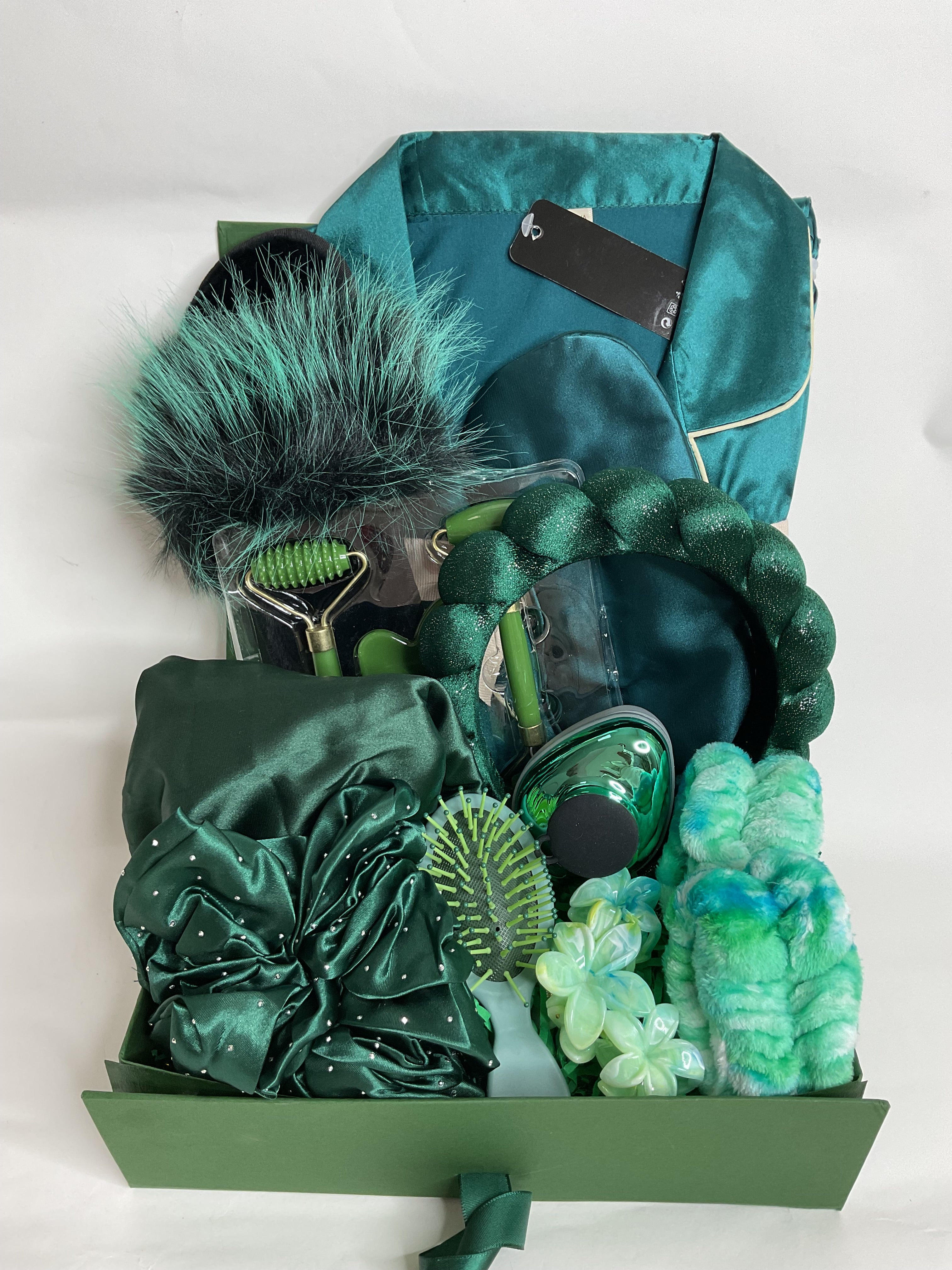 Coffret cadeau Jegaine avec pyjama en satin vert émeraude et accessoires cocooning pour femme.