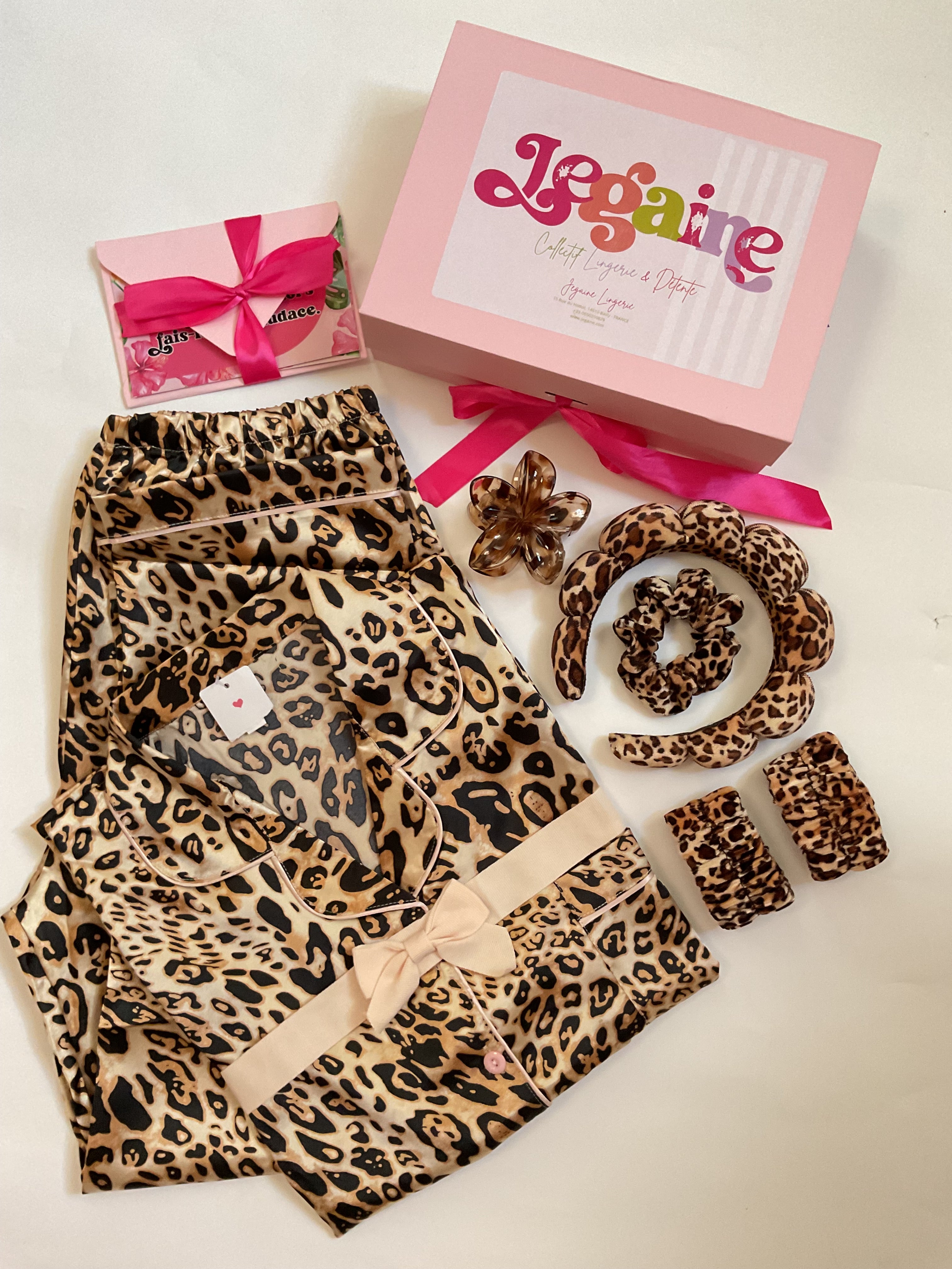 Petit coffret CoffretShop ouvert avec pyjama satin léopard, serre-tête, pince fleur, chouchou et protège-poignets – box cocooning femme
