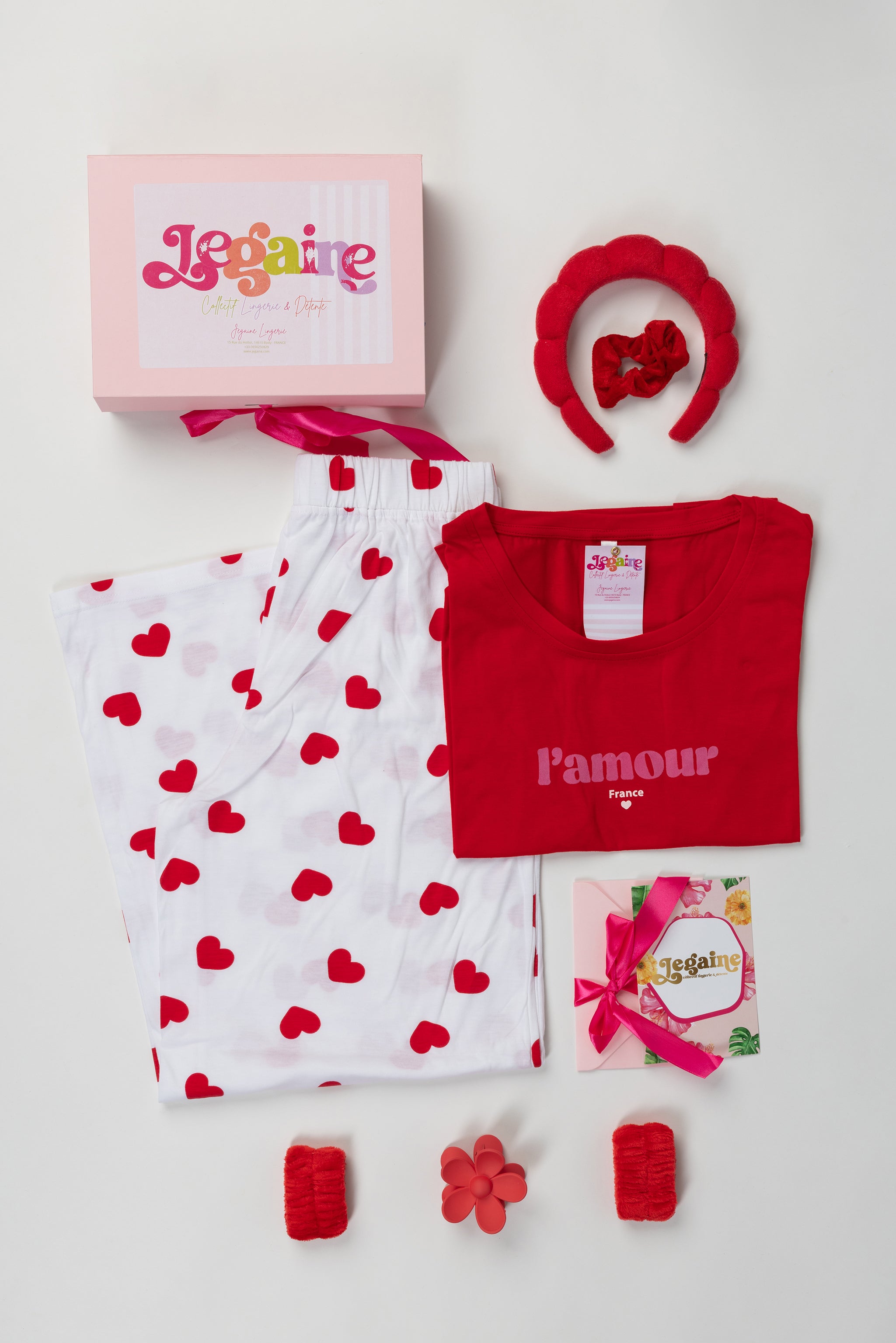 Coffret cadeau Jegaine pyjama femme blanc et rouge esprit Noël avec accessoires cocooning