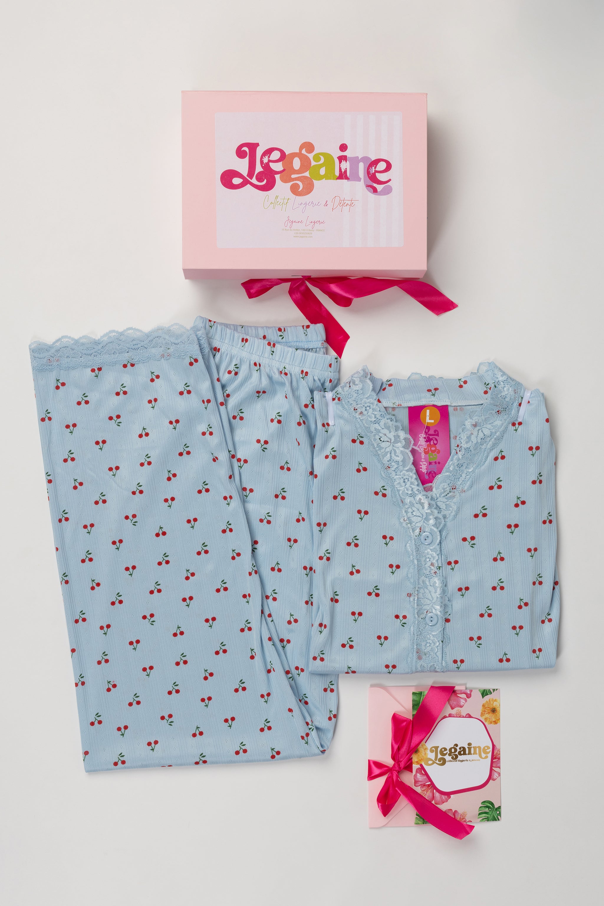 Box Jegaine pyjama femme bleu clair à carreaux avec accessoires bien-être en coffret rose