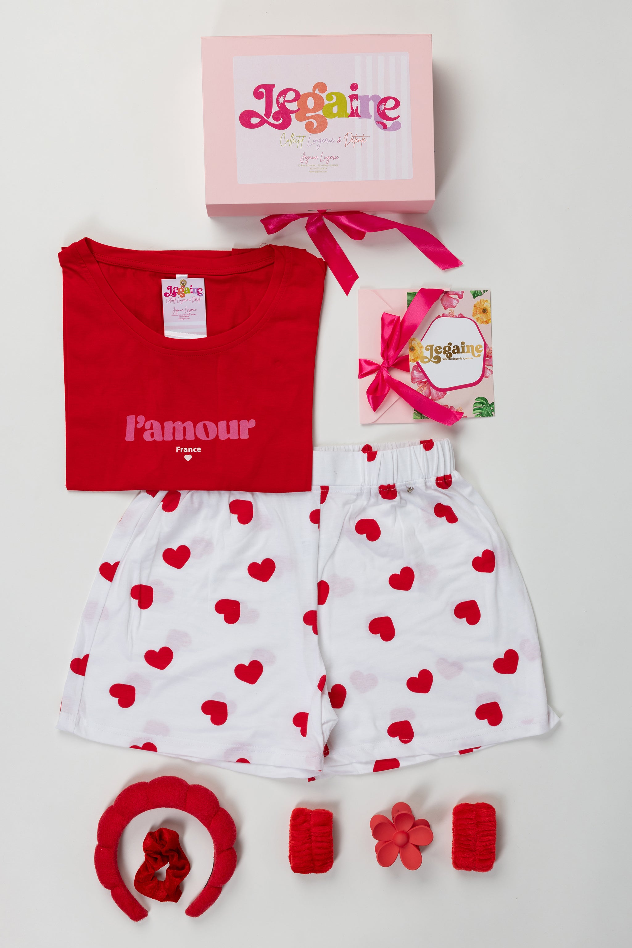 Coffret Jegaine comprenant un pyjama femme cocooning avec accessoires beauté et bien-être.