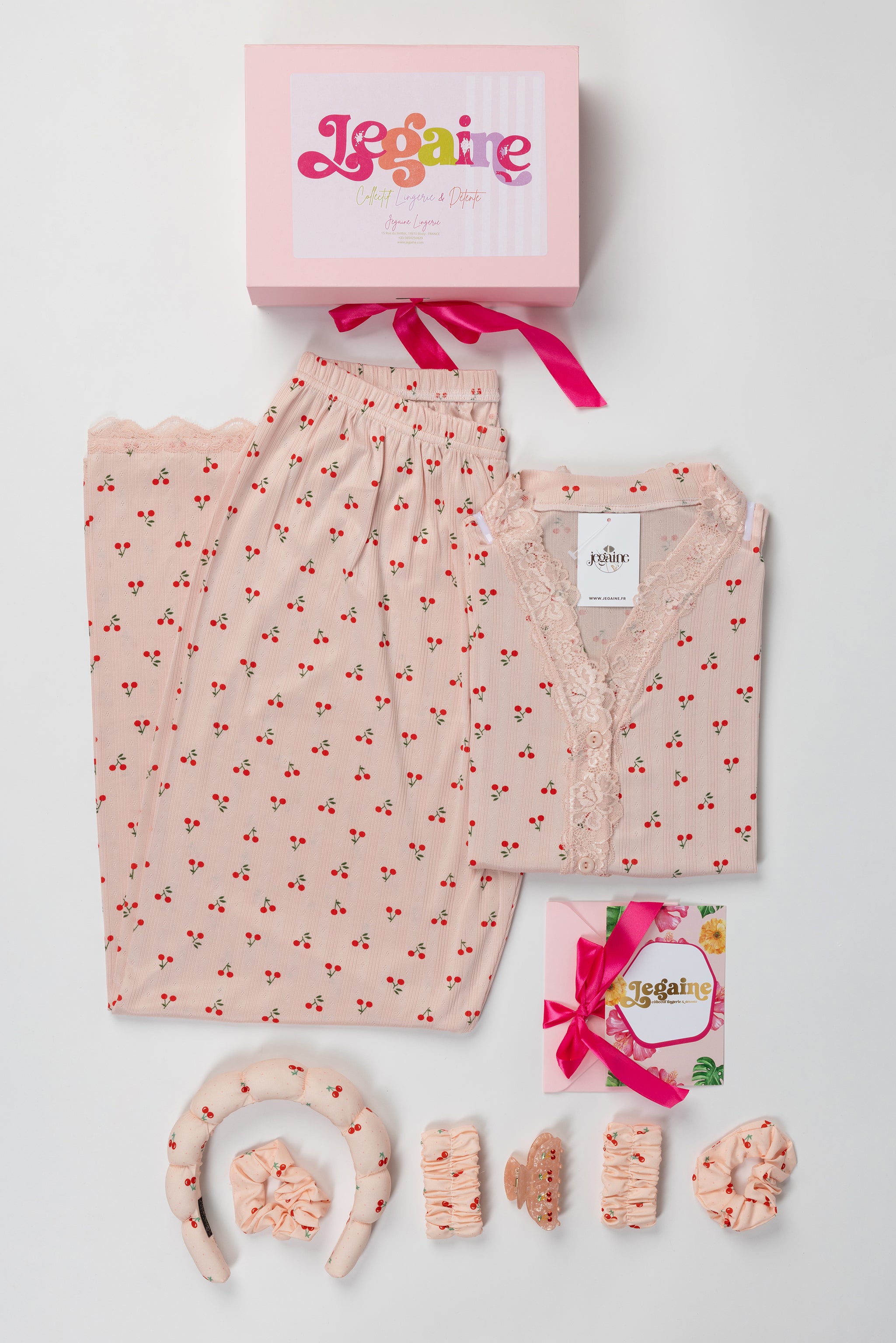 Coffret pyjama Jegaine femme imprimé cœurs avec accessoires cocooning et boîte cadeau rose