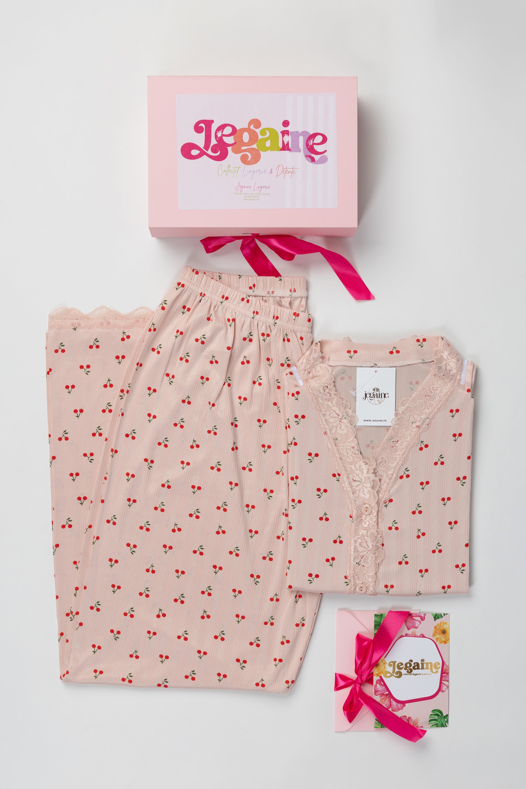 Coffret cadeau Jegaine avec pyjama femme rose et accessoires bien-être en boîte rose poudré