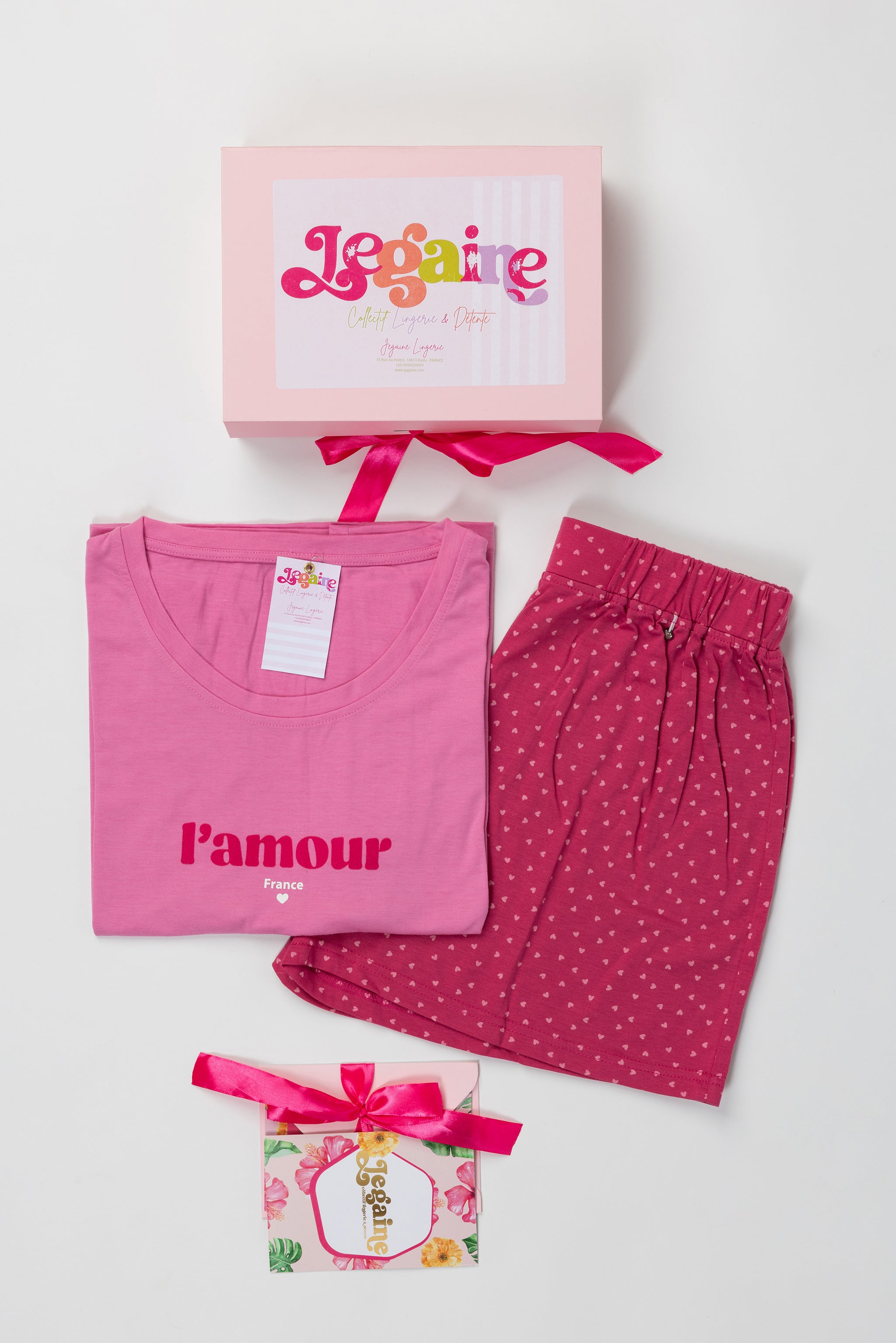 Coffret cadeau Jegaine avec pyjama femme rouge et accessoires cocooning
