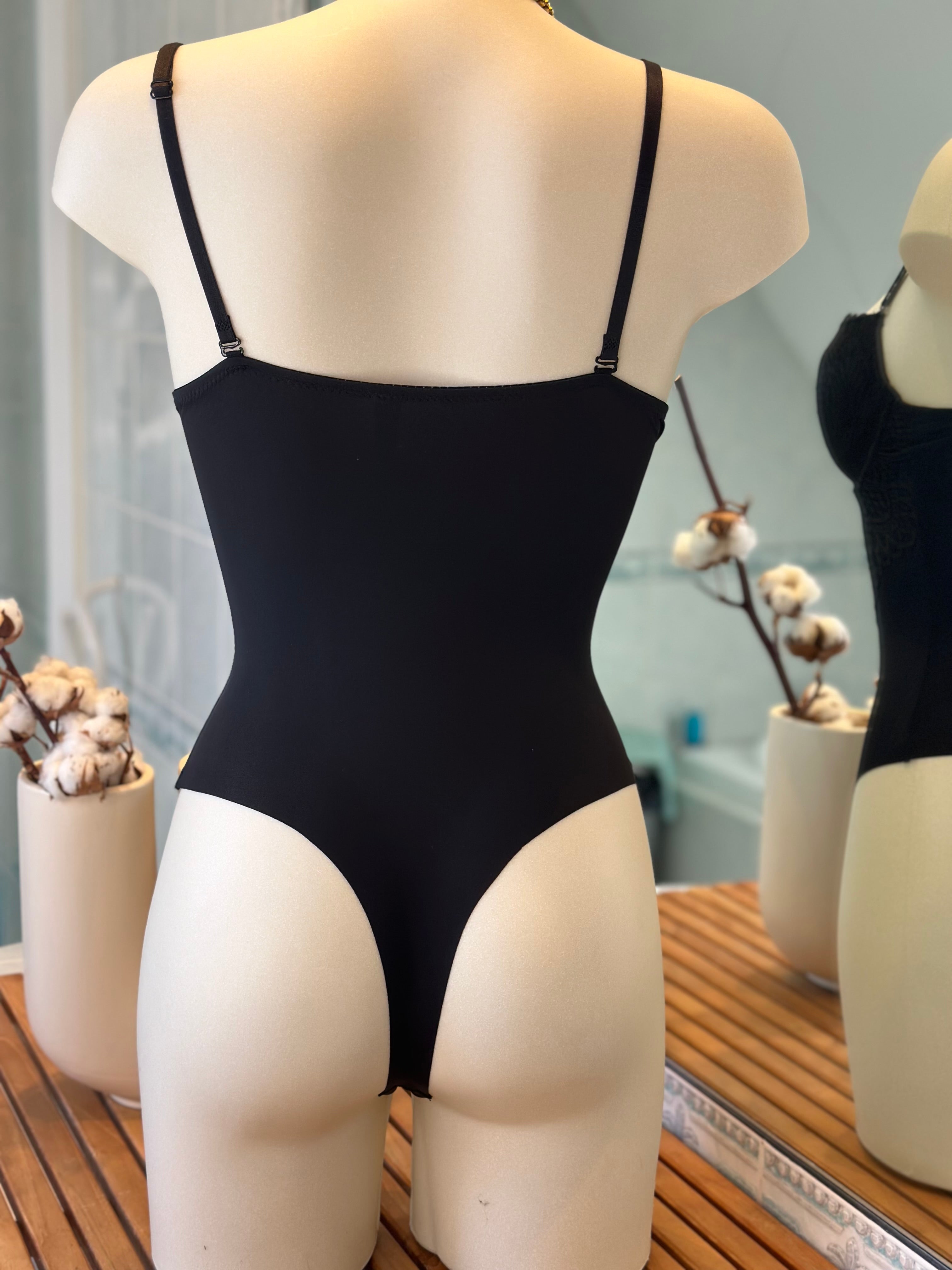 Body string sculptant en dentelle noire
