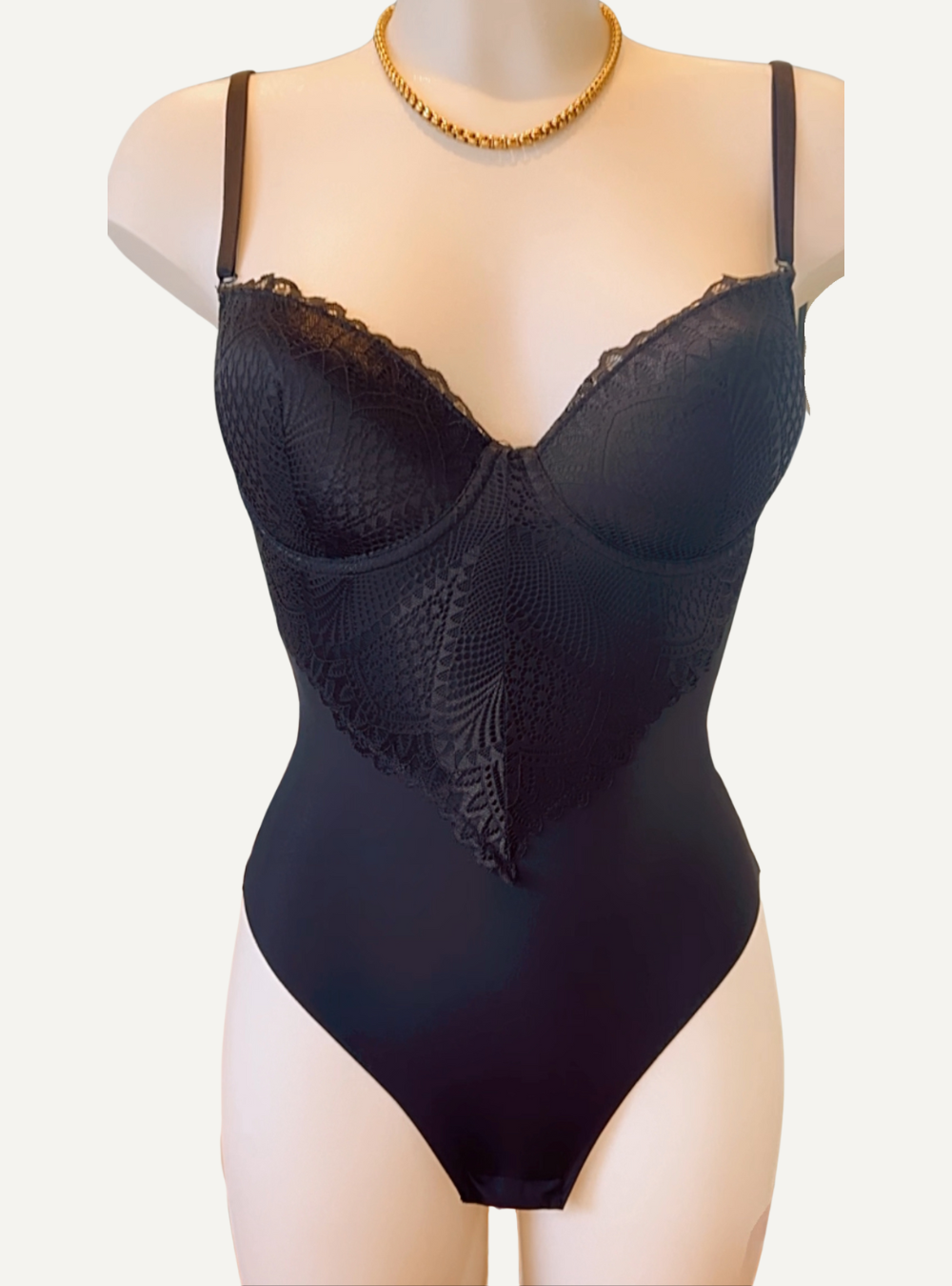 Body string sculptant en dentelle noire
