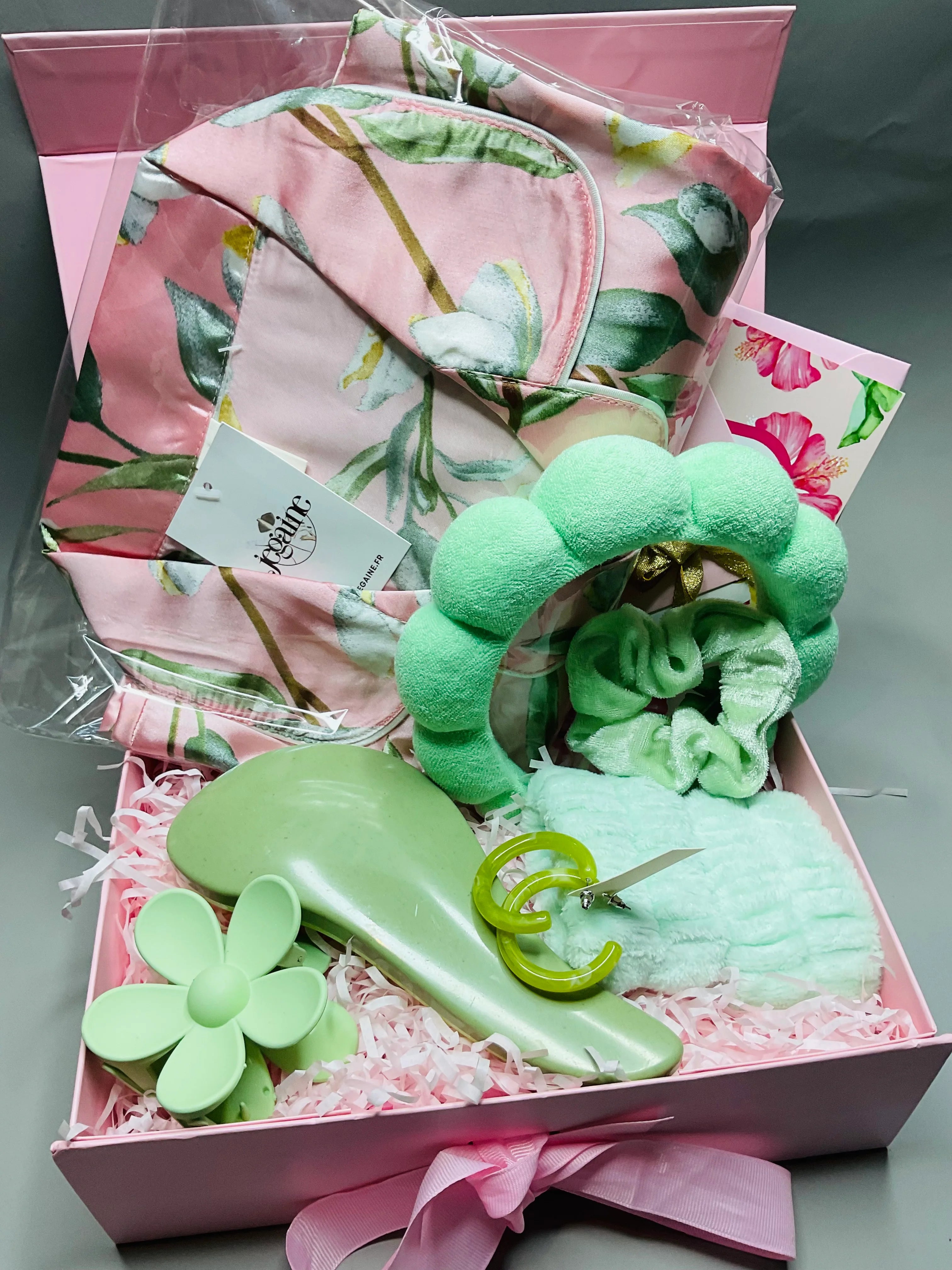 Coffret Pyjama Satin Fleuri et Accessoires Beauté – Prêt à Offrir