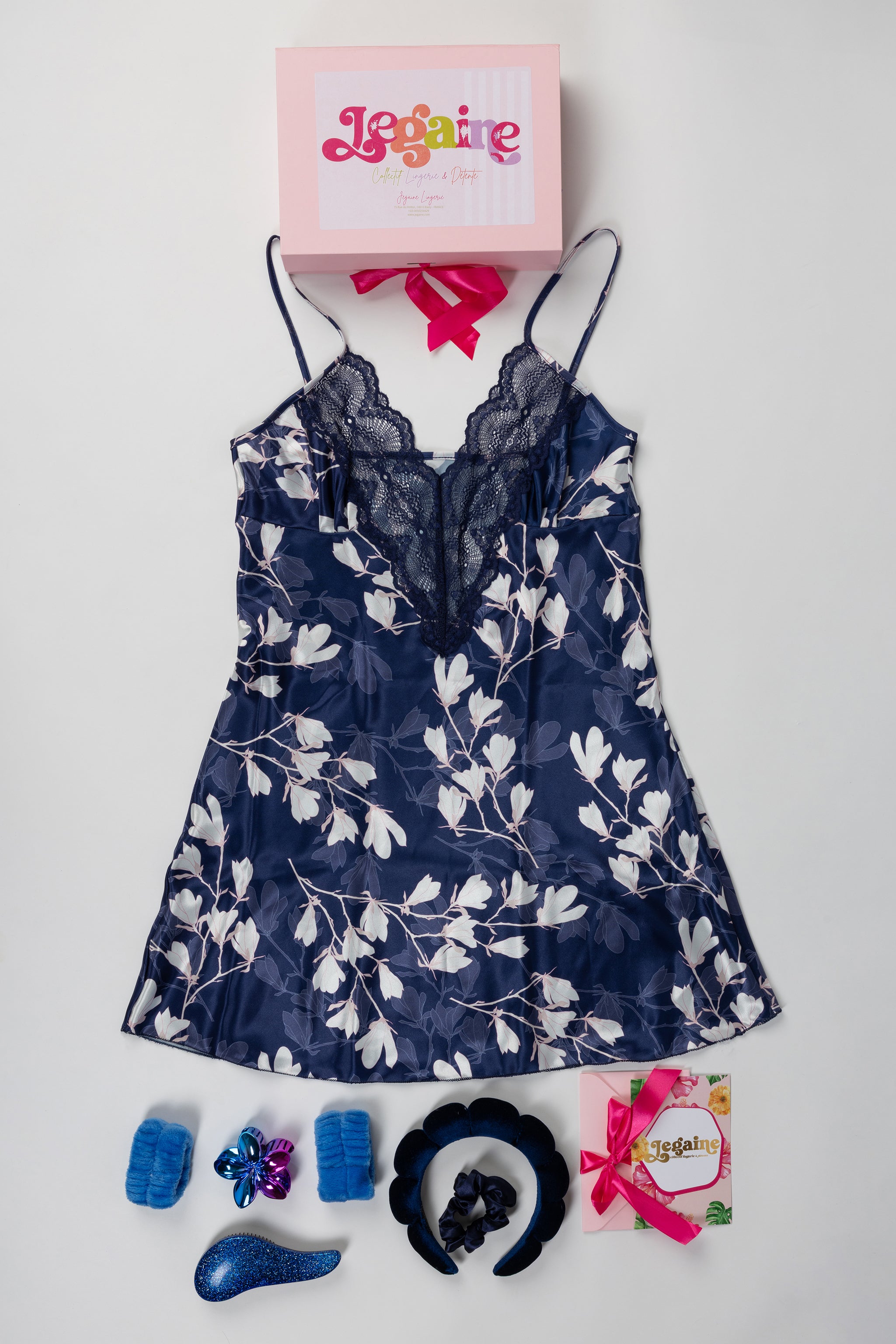 Coffret cadeau Jegaine pyjama femme bleu marine satiné avec accessoires self-care