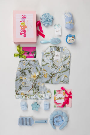 Coffret cadeau Jegaine pyjama femme satiné fleuri rose avec accessoires détente