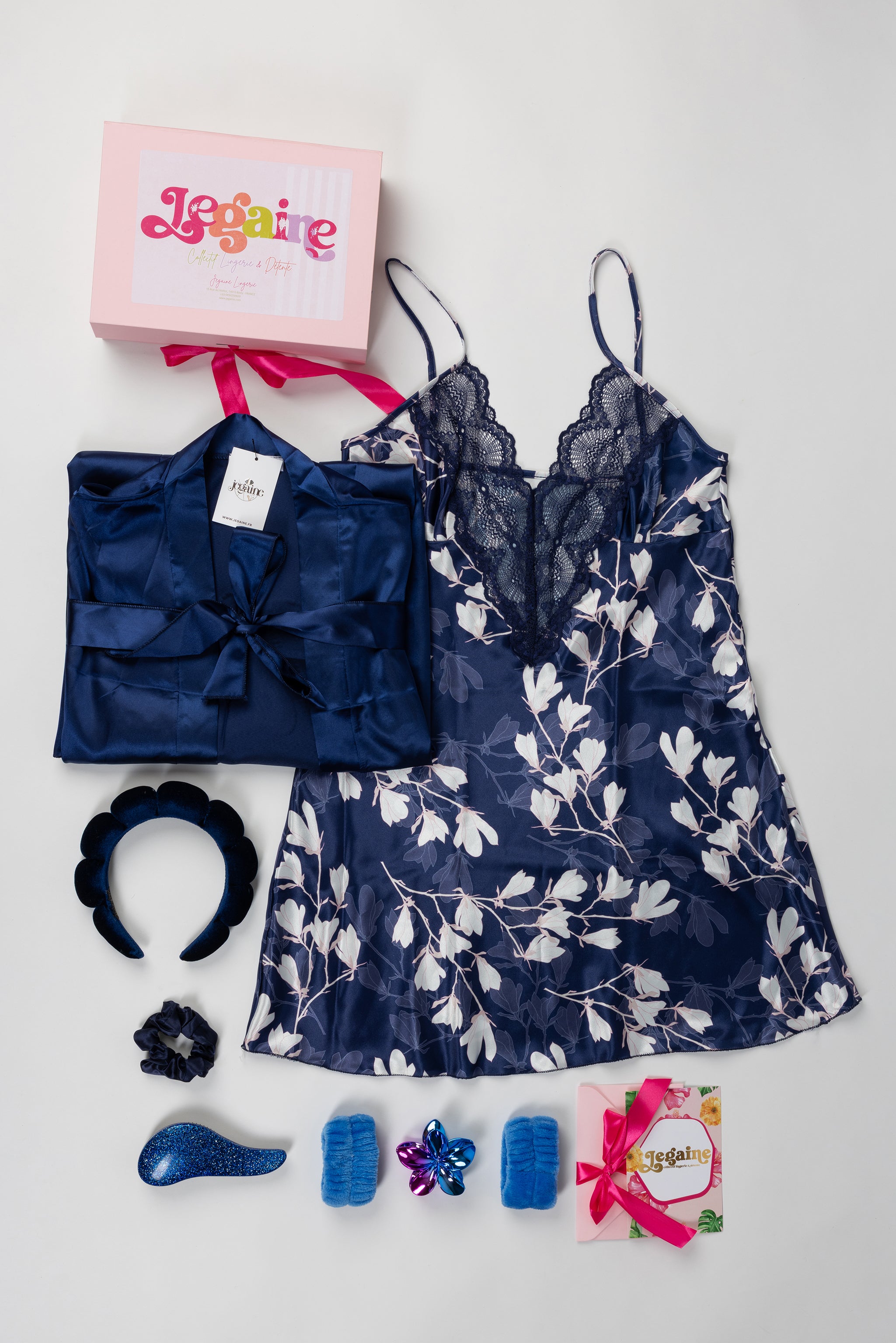 Coffret Jegaine avec pyjama satiné noir et doré, accessoires luxe et boîte cadeau rose